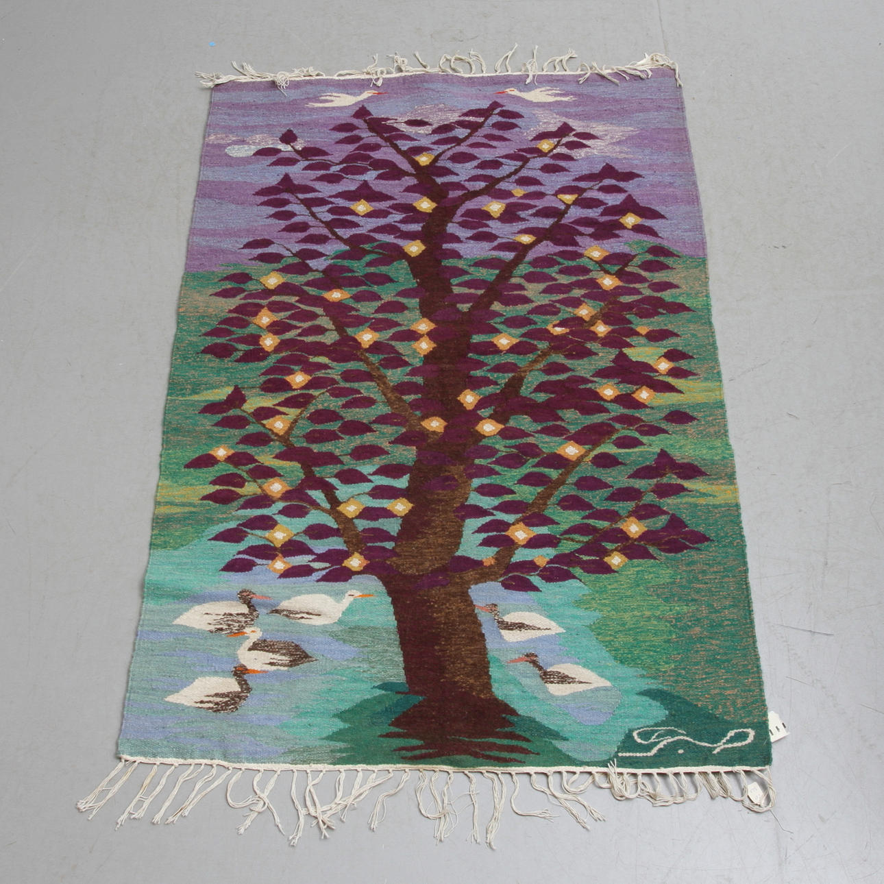 VÄGGBONAD, dekor av träd samt fåglar, signerad, 1900-tal.