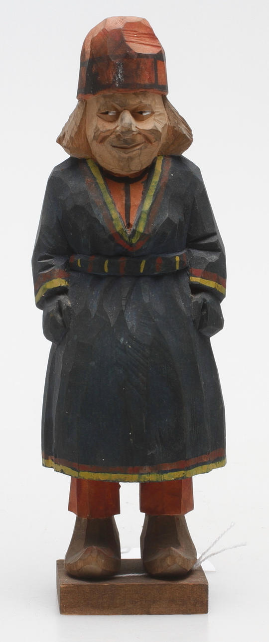 FIGURIN, snidat trä, signerad Lorens Larsson.