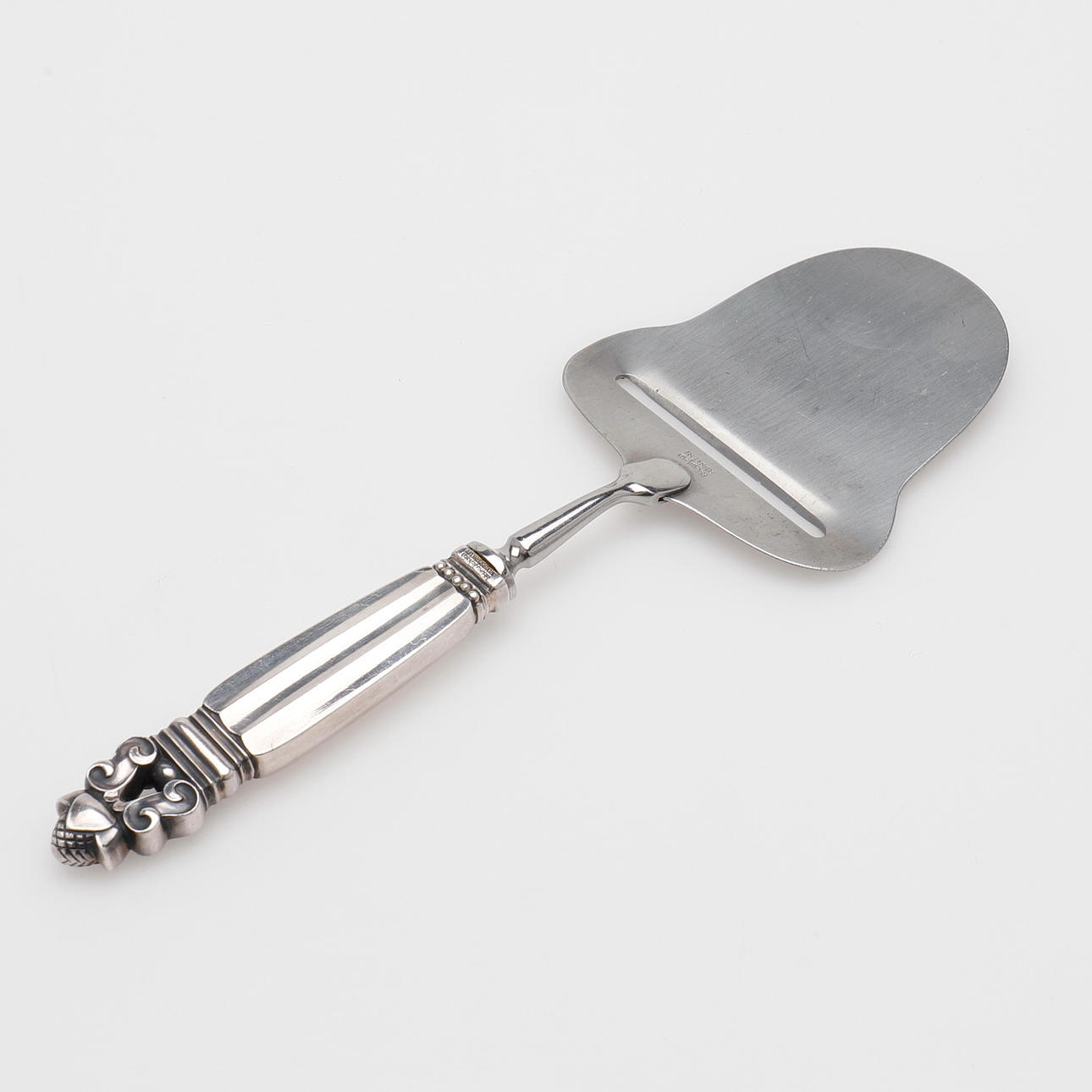 GEORG JENSEN. OSTHYVEL, MODELL "KONGE".