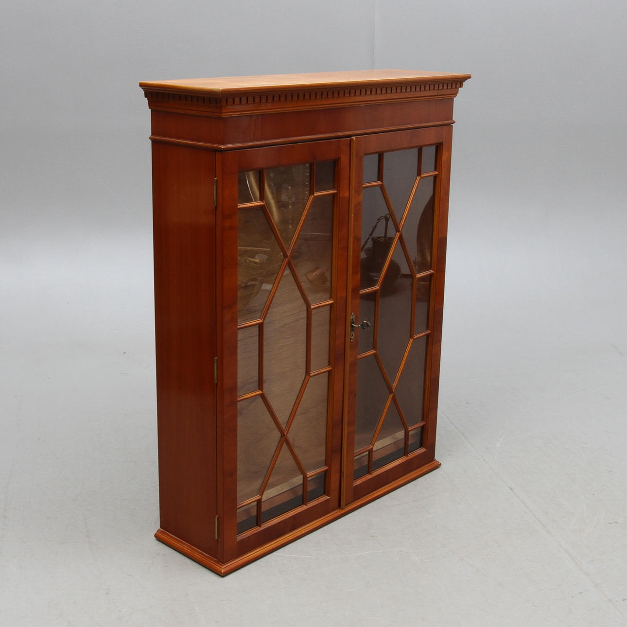 BOKSKÅP, engelsk stil, 1900-tal.