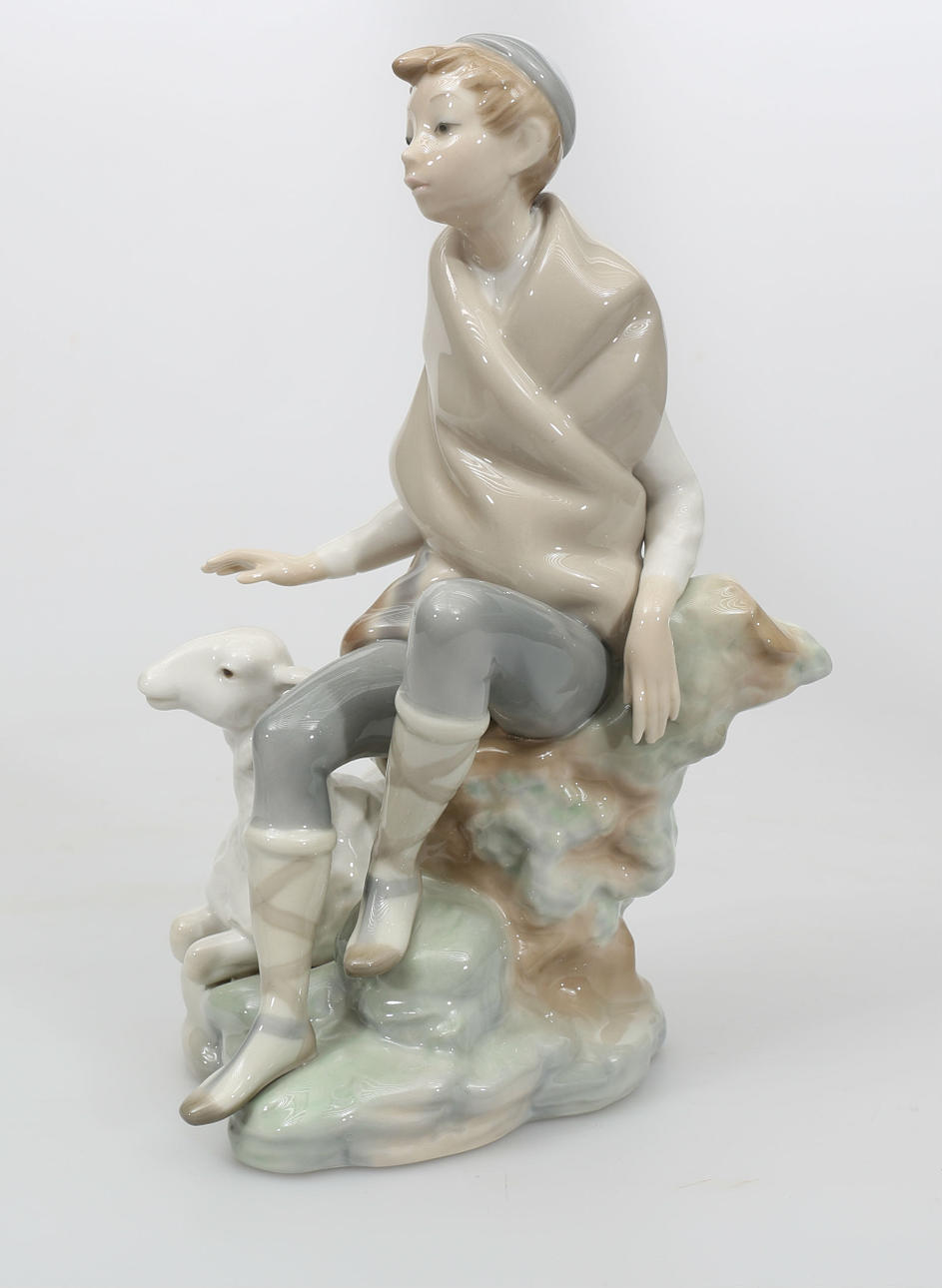 FIGURIN, porslin, Pojke med lamm, Lladro.