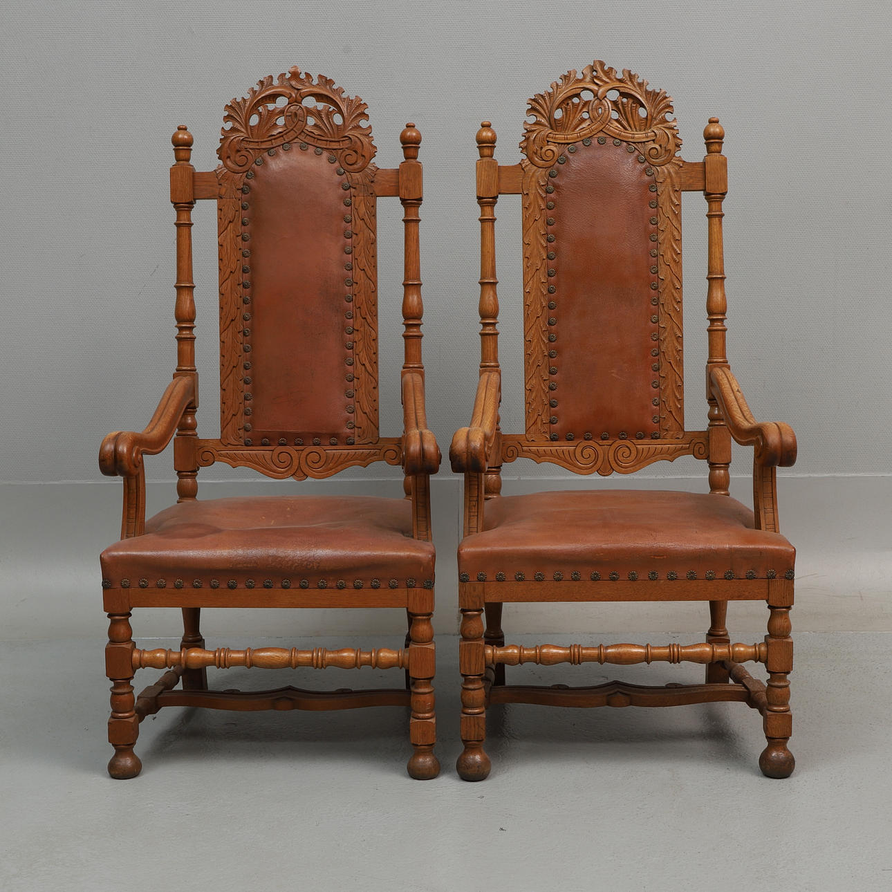 THRONSTÜHLE, ein Paar, Eiche und Leder, Barockstil.