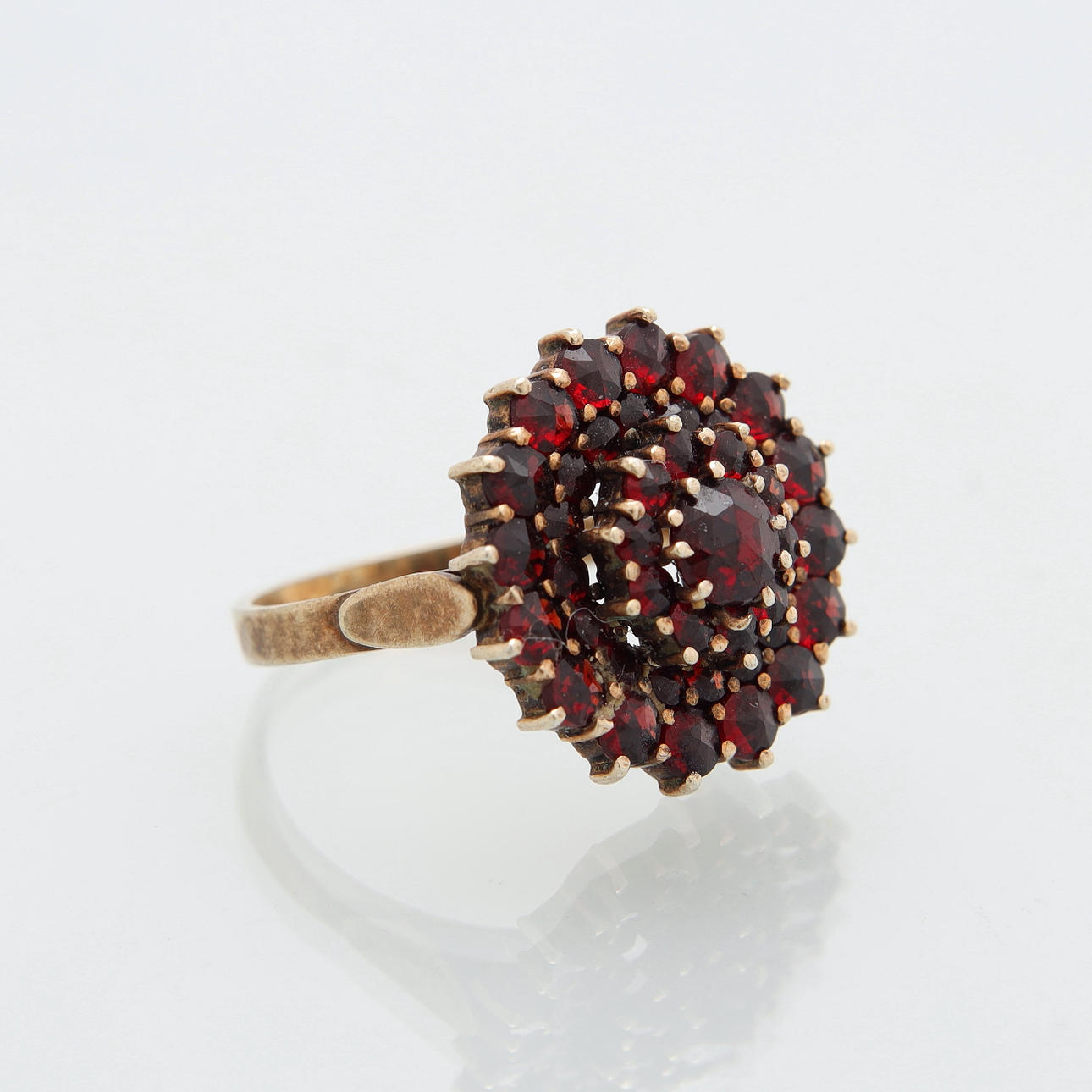 ANILLO con granates, plata, peso 4 gramos.