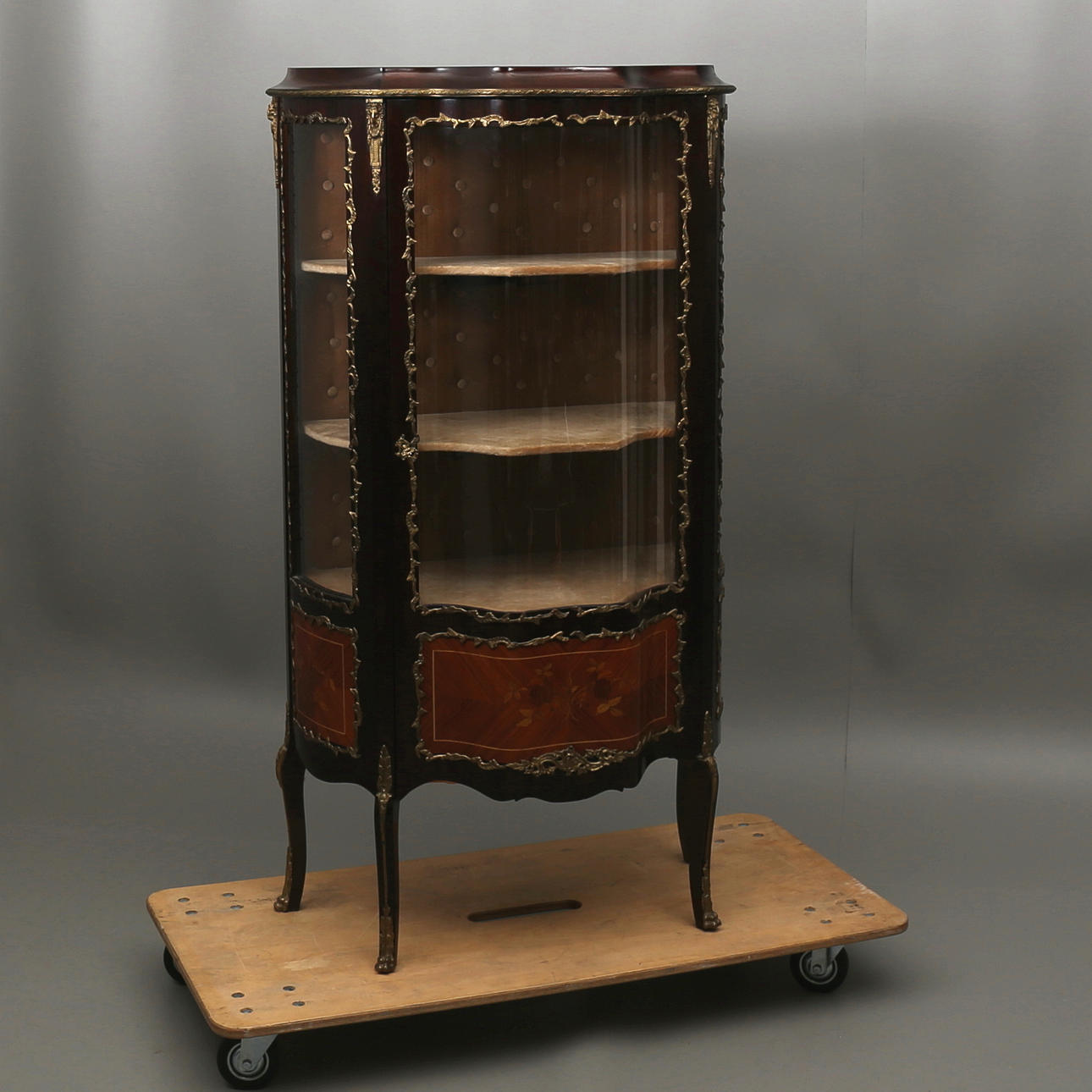 VITRINSKÅP i Louis XVI- stil, 1900-talets första hälft.
