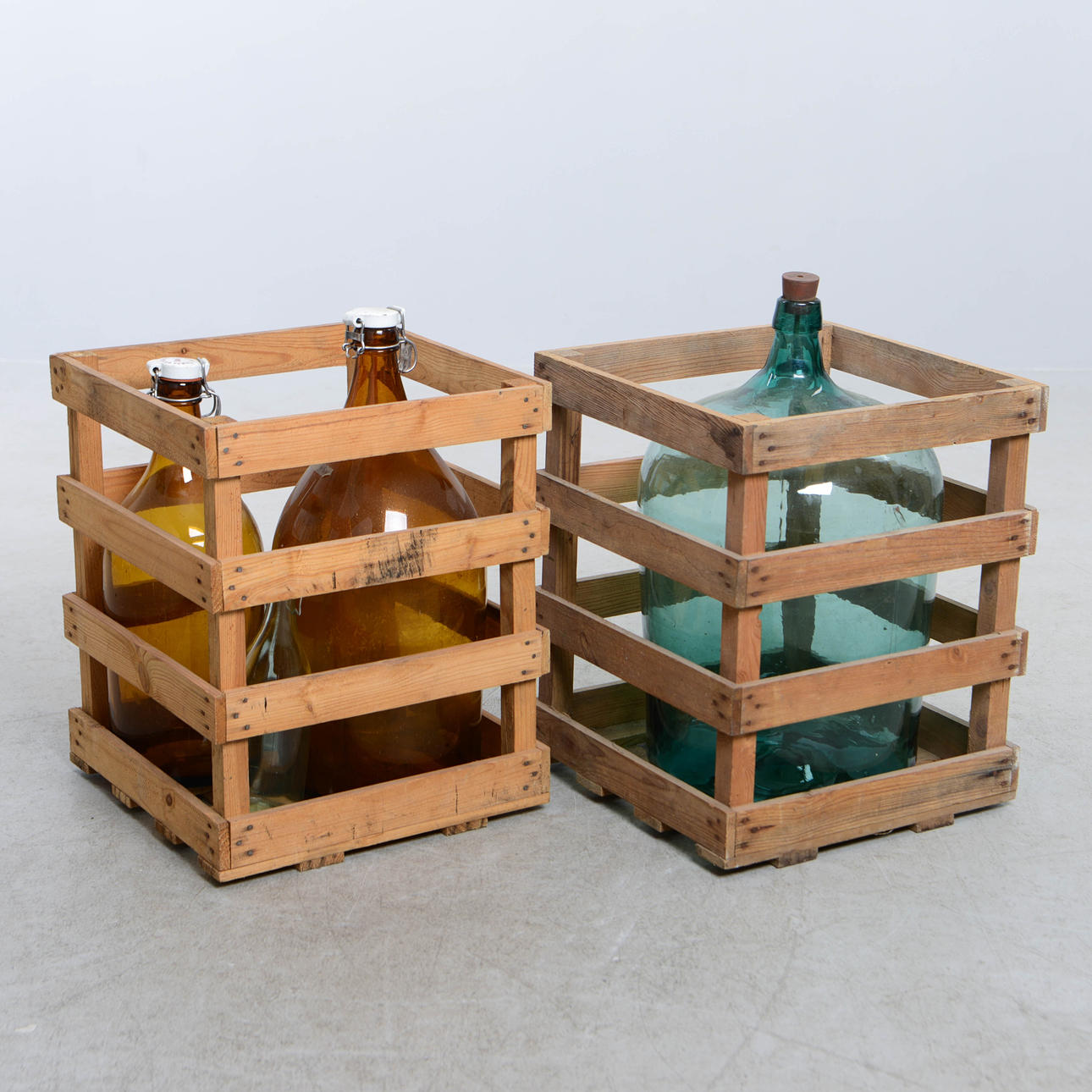 DAMEJEANNE & FLASKOR samt ställ i trä, 1900-tal.