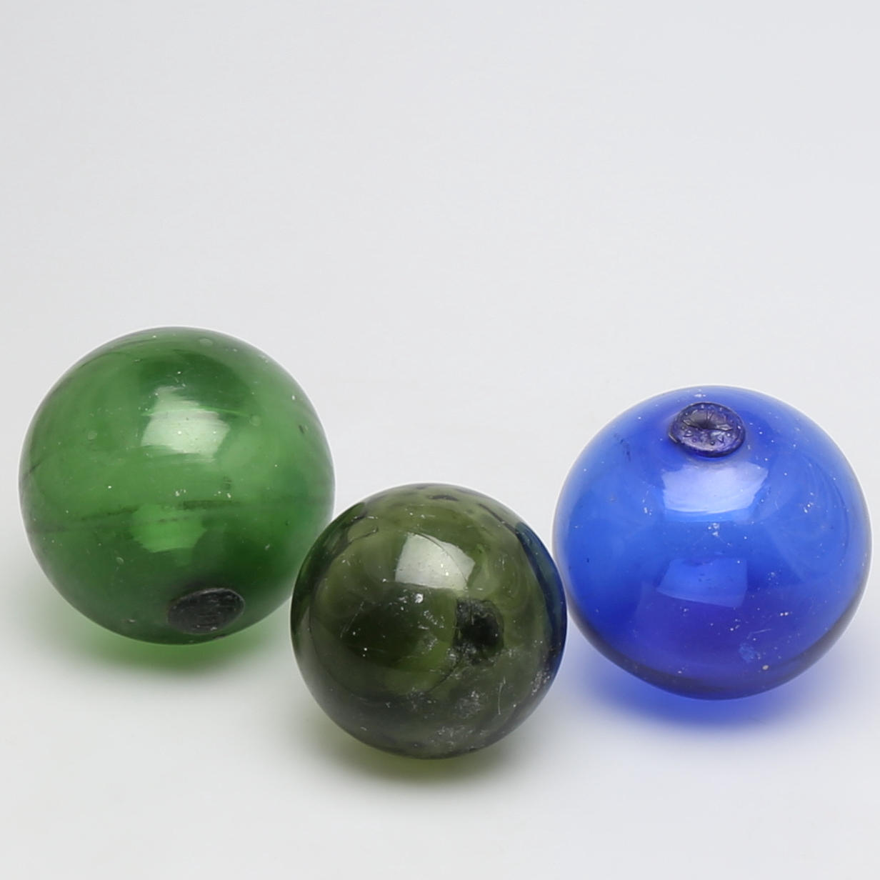 FLÖTEN i glas, 3 st, grön och blå glasmassa.