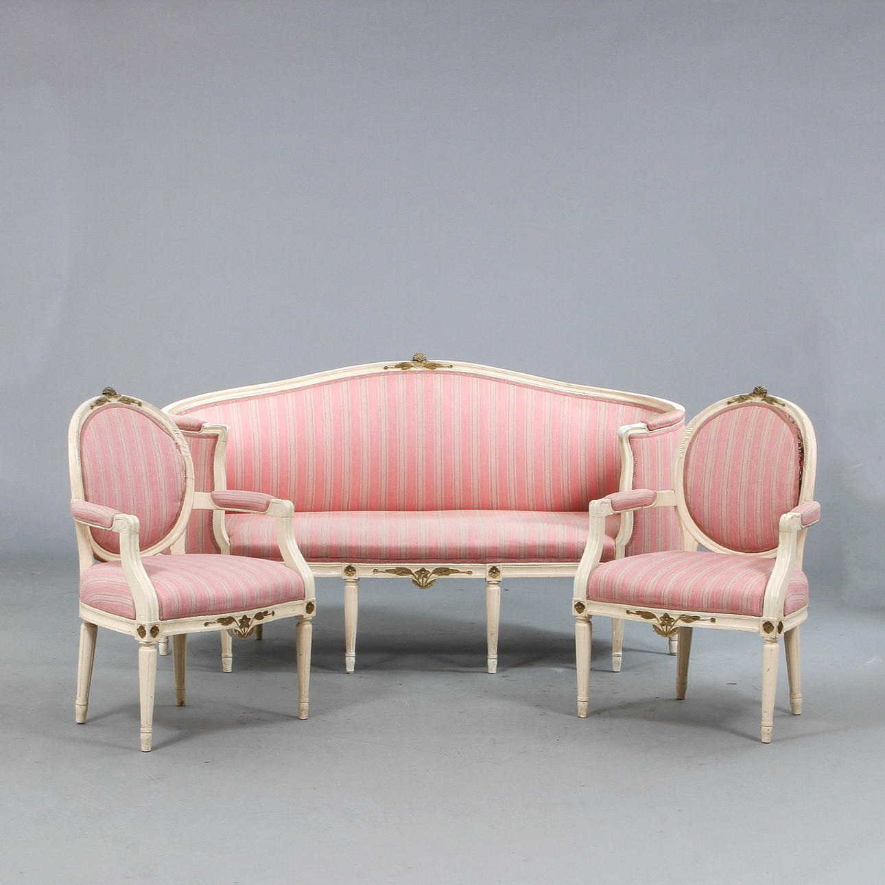 SOFFA, så kallad badkarsmodell, och 2 KARMSTOLAR, gustaviansk stil 1900-tal.