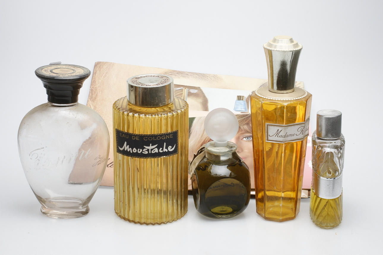 FACTISER, 5 st, skyltmaterial, parfymflaskor bland annat Christian Dior.