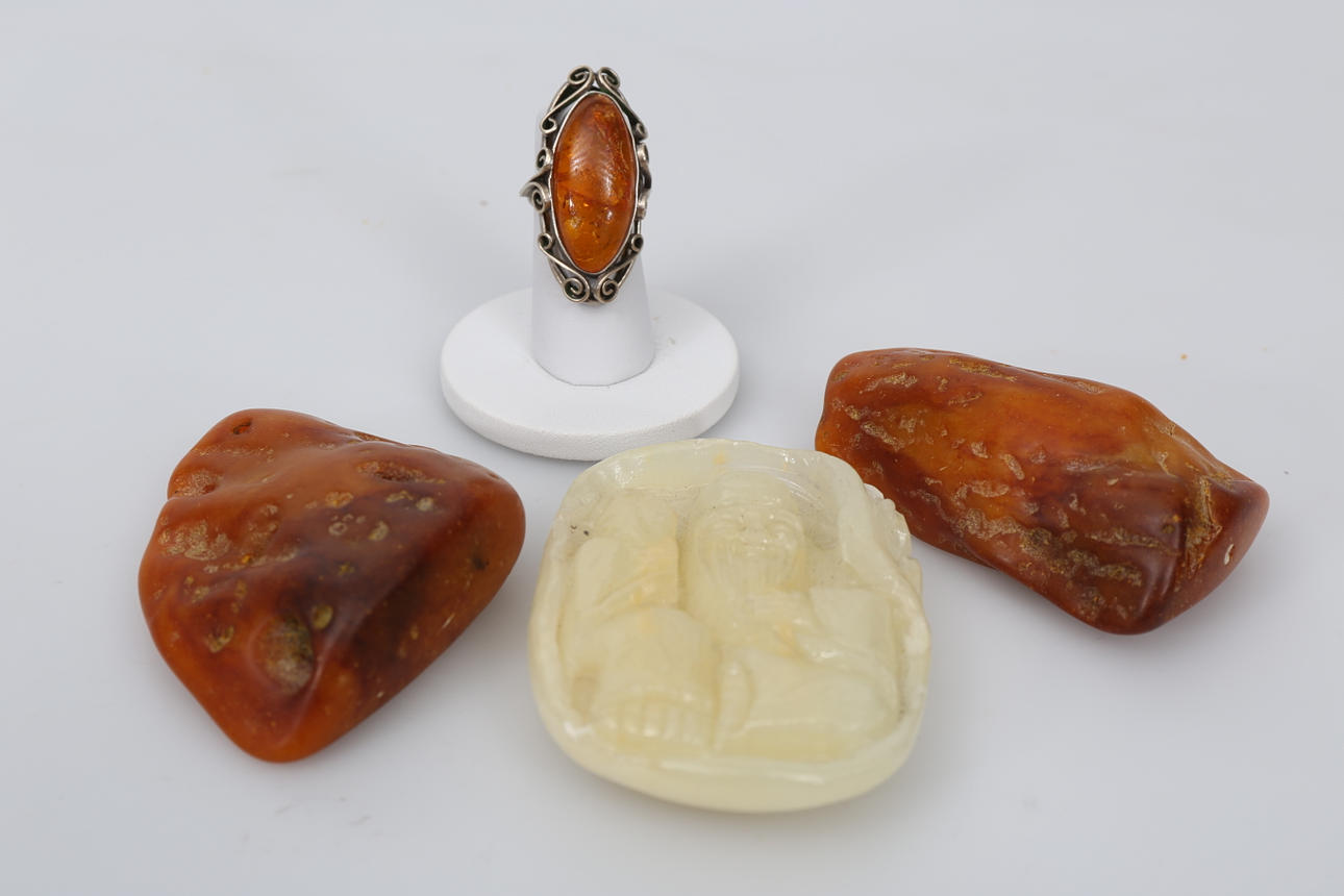 KURIOSA, 4 delar, bland annat bärnsten och jade.