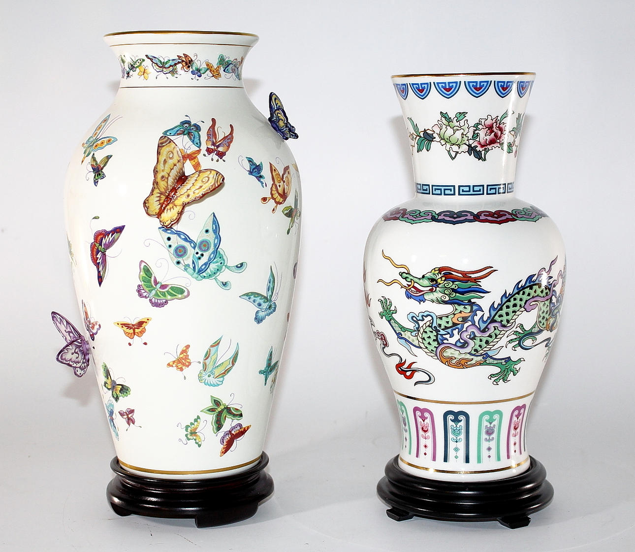 VASER, 2 st, porslin, "The vas of a hundreds butterflies" Mei-lin Li, "The dance of the calestial dragon".