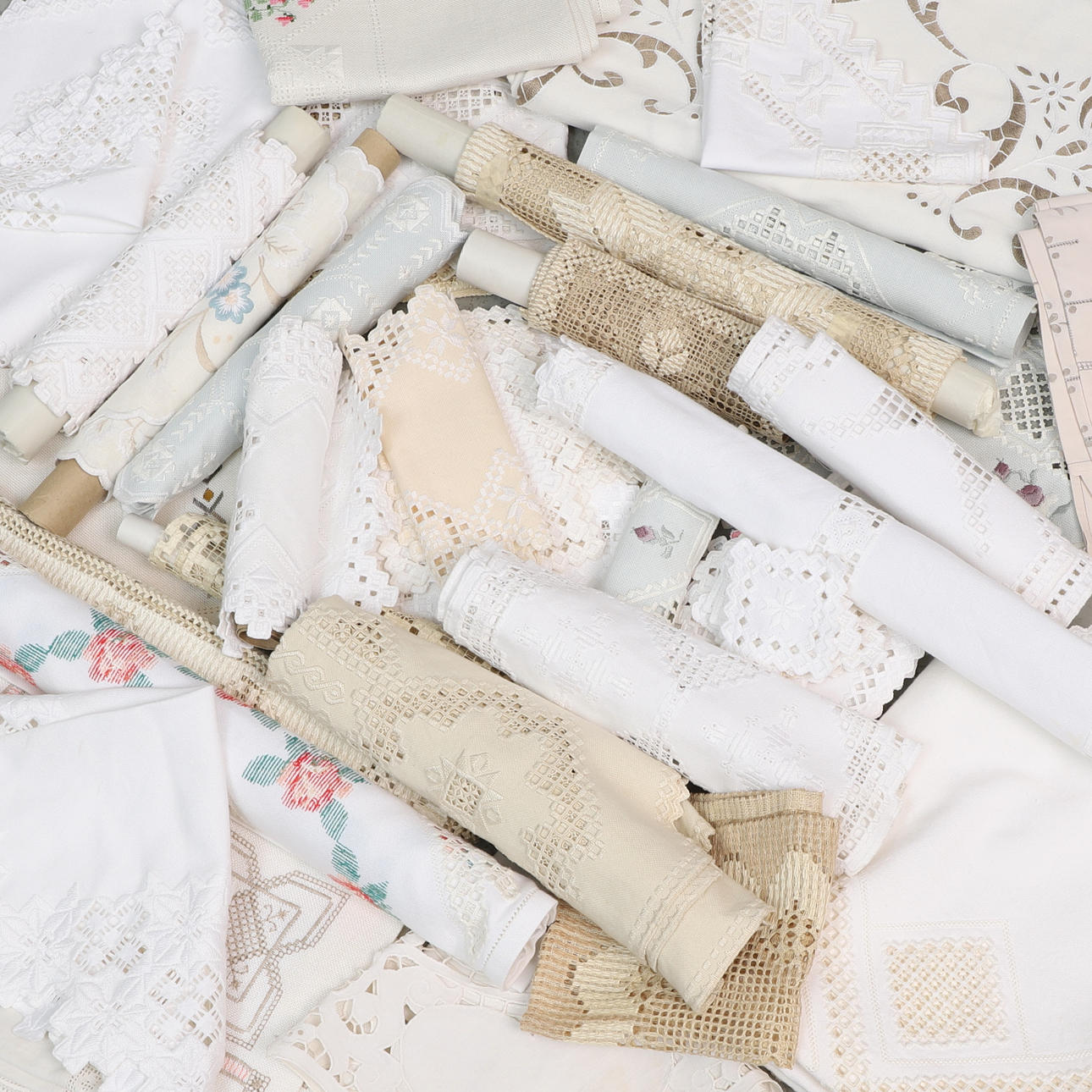 TISCHDECKEN & TELLER, Ein Menge, bestickt, u.a. Hardanger-Stich.