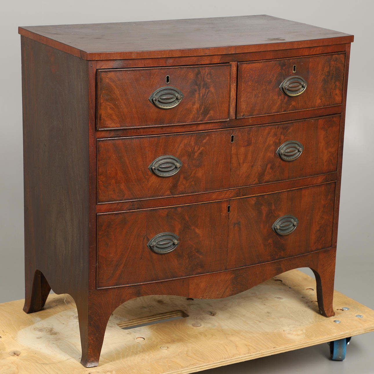 BYRÅ, GEORGE III MAHOGNY BÅGE FRAM.