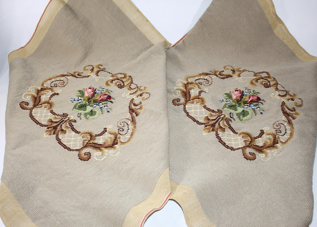 STOLSDYNOR, broderade, 2 st.