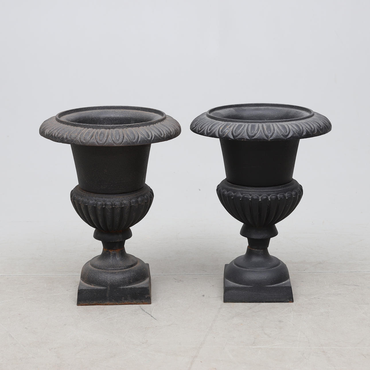 TRÄDGÅRDSURNOR, 1 par, gjutjärn, 2000-tal.