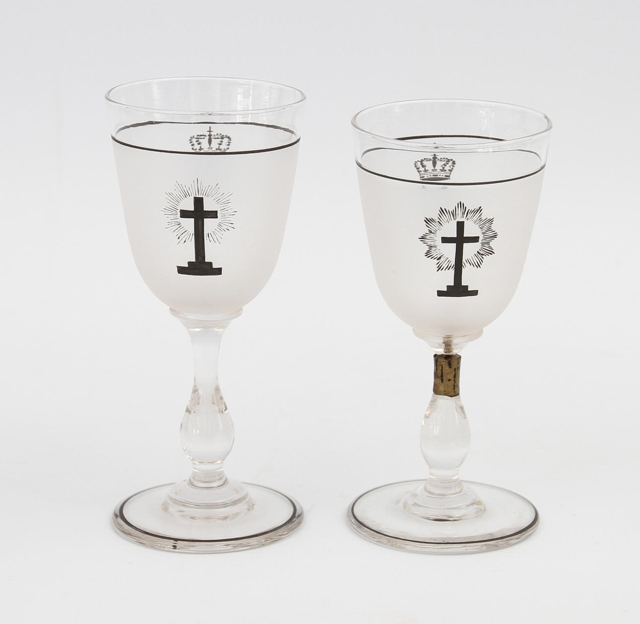 BEGRAVNINGSGLAS, ett par, Oscar II, 1800/1900-tal.