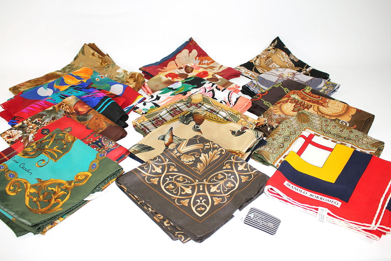 SCARFARS, 19 st, bl.a Pierre Cardin.