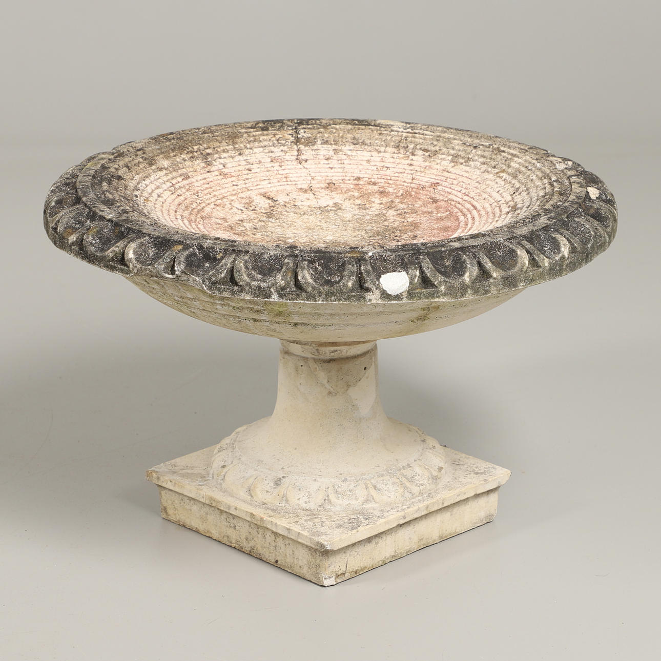 A CIRCULAR COMPOSITE MARBLE BIRD BATH.