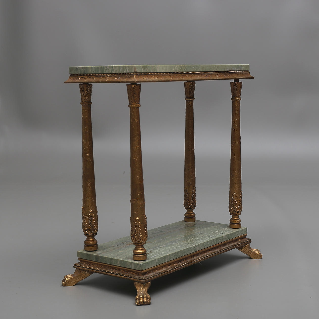 PIEDESTAL med två hyllor i grön marmor.