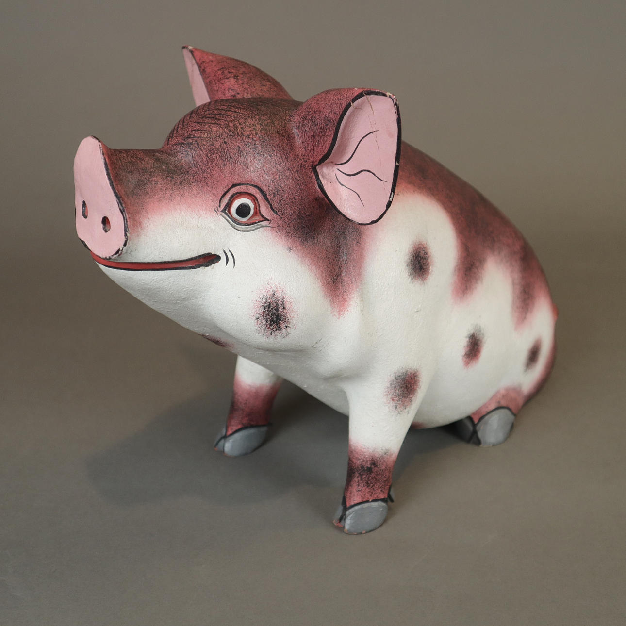 GRIS, trä, snidad och polykrom målad.