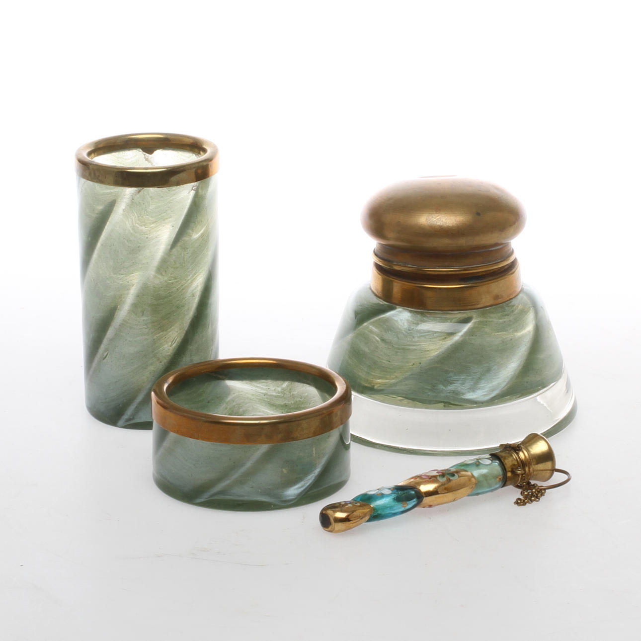 SKRIVBORDSUPPSATS, 3 delar samt FLAKONG, glas och metall, 1900-tal.