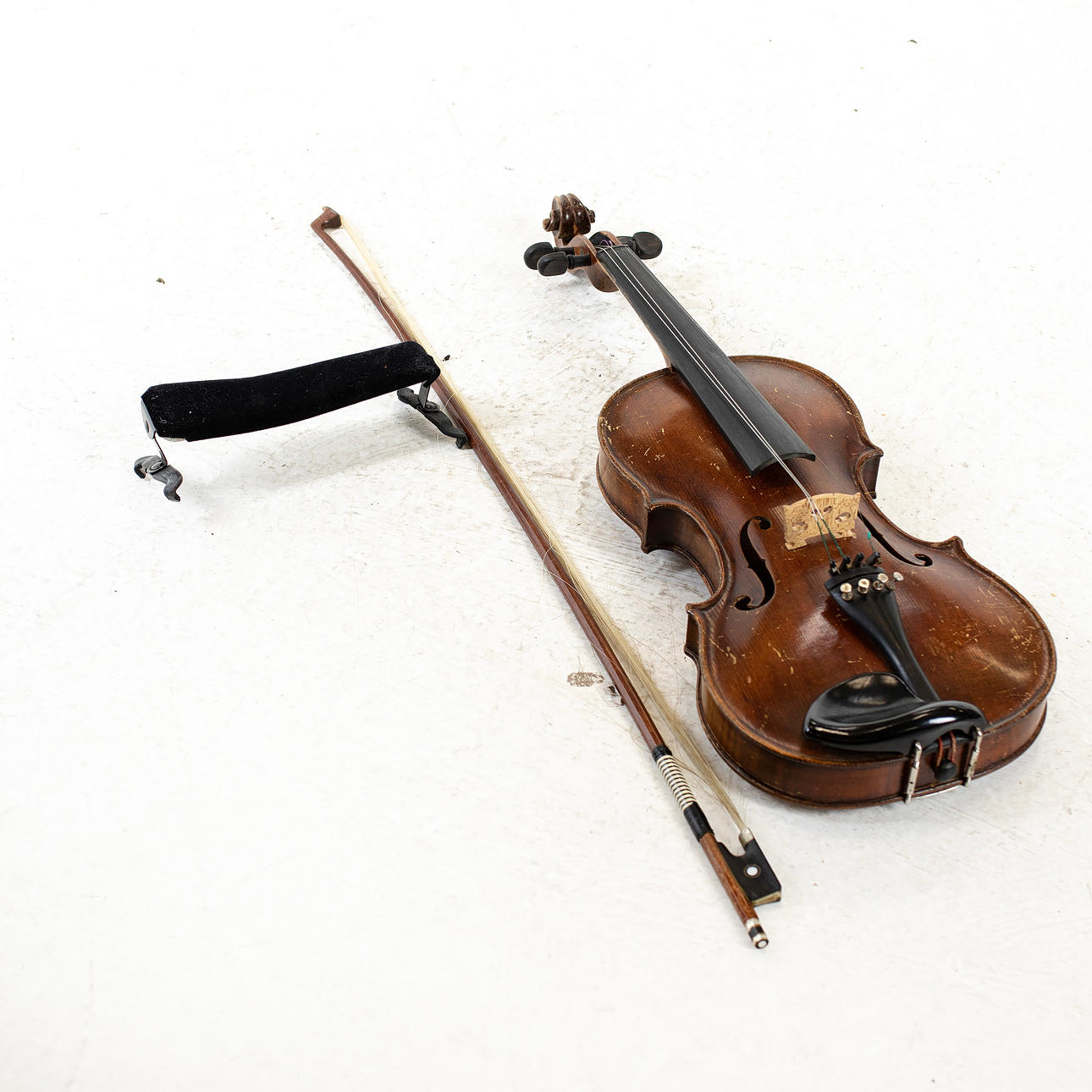 VIOLÍN, con arco y caja.