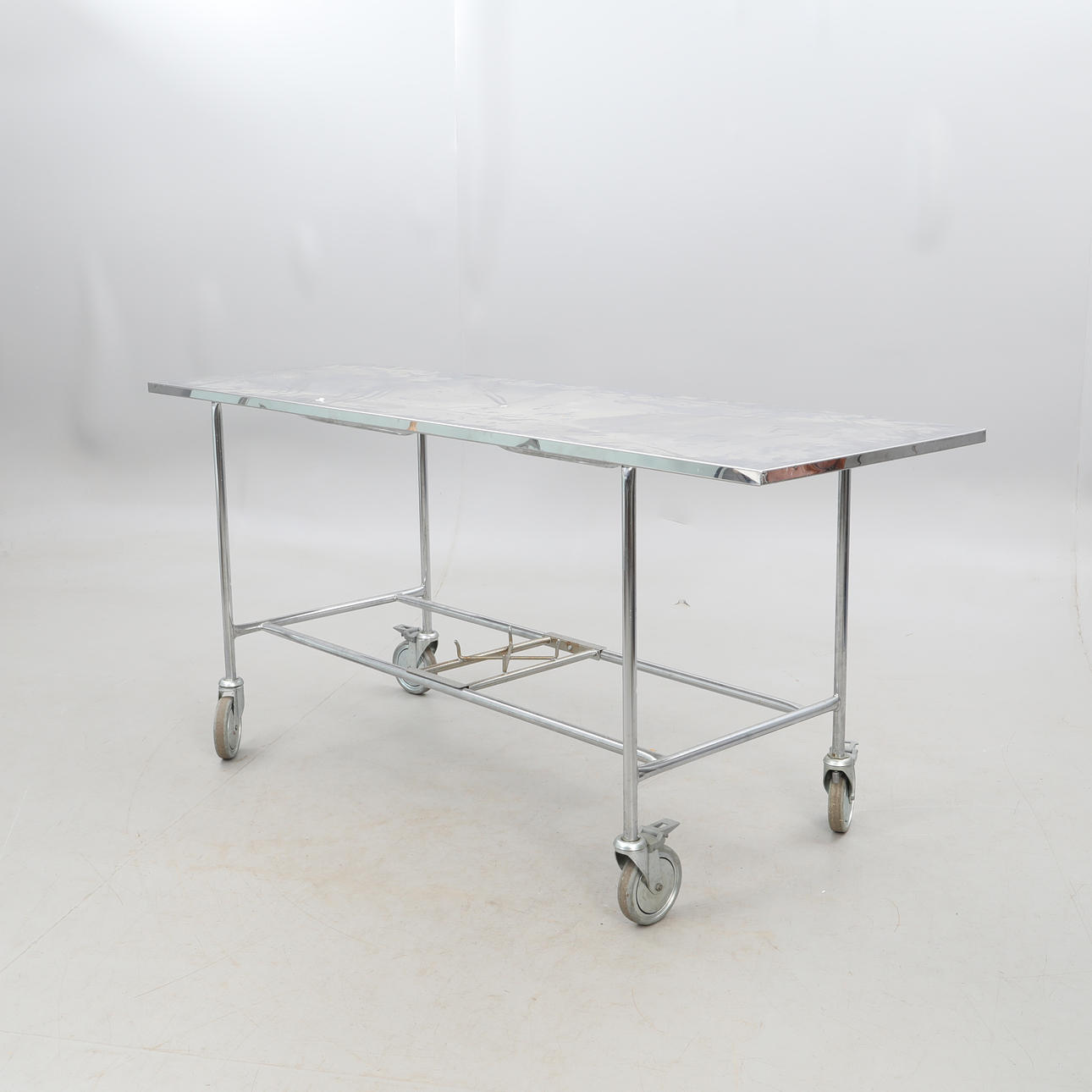 TABLE, with drain on wheels, stainless steel.