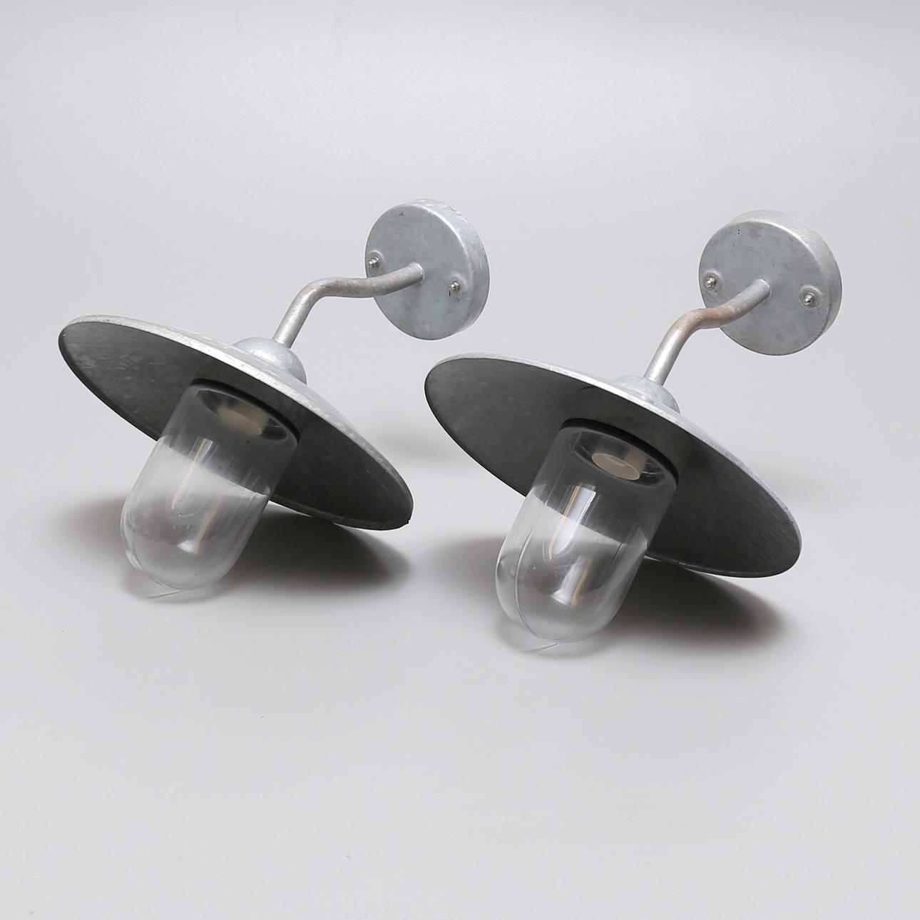 GÅRDSBELYSNING, stallykta, ett par metall, samtida, Rusta.