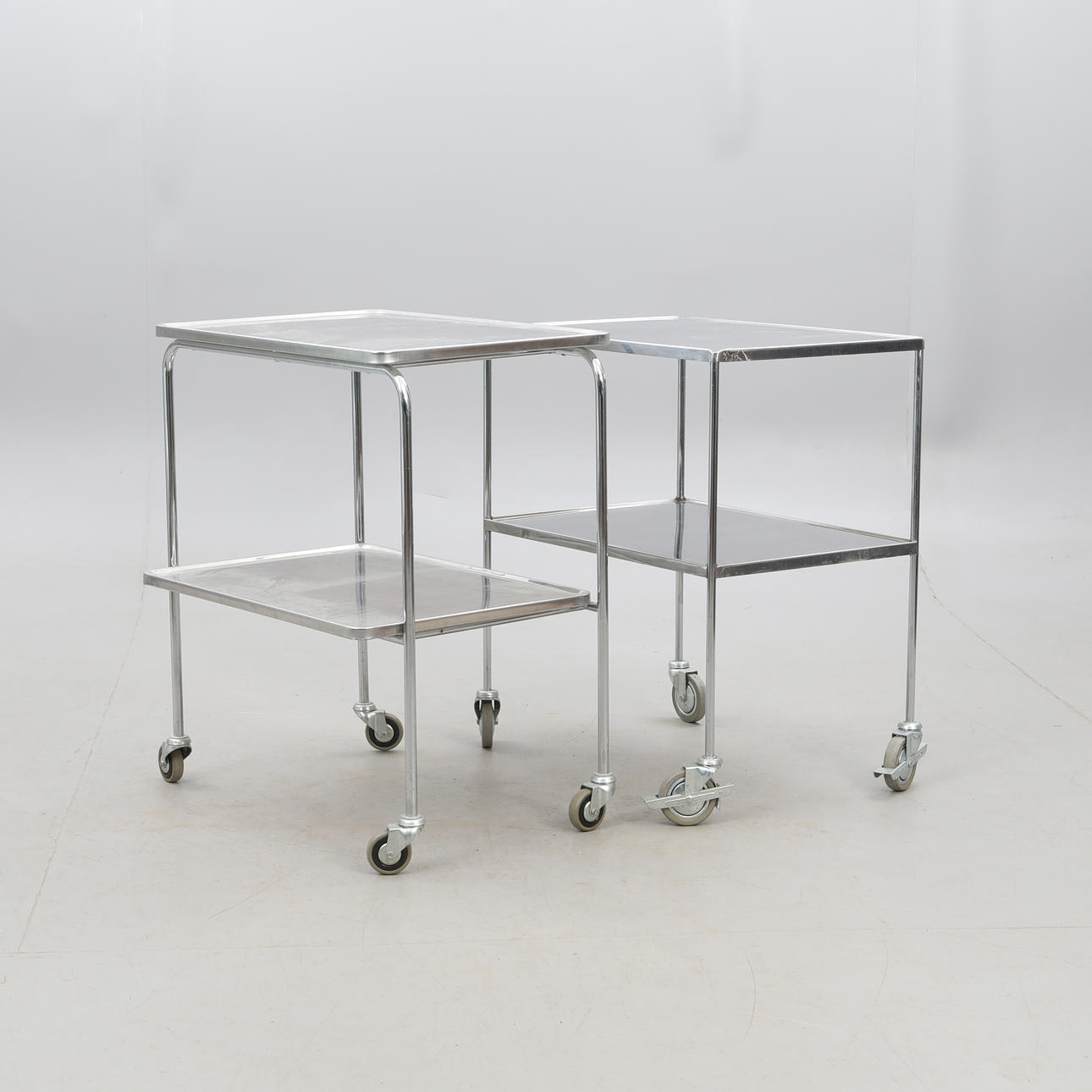 RULLBORD, 2 stycken, rostfria. Möbler - Bord - Auctionet