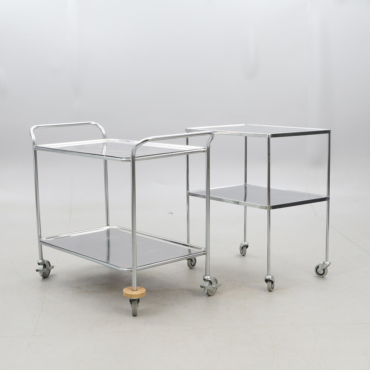 RULLBORD, 2 stycken, rostfria. Möbler - Bord - Auctionet