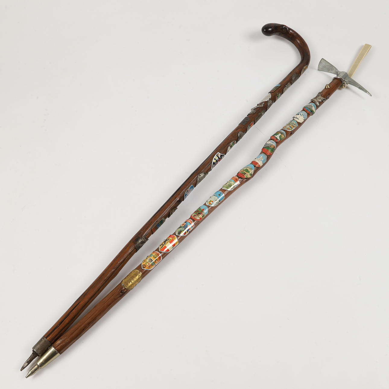 WANDERSTÖCKE UND EISPICKEL, geschnitzte Holzarbeiten mit Plaketten.