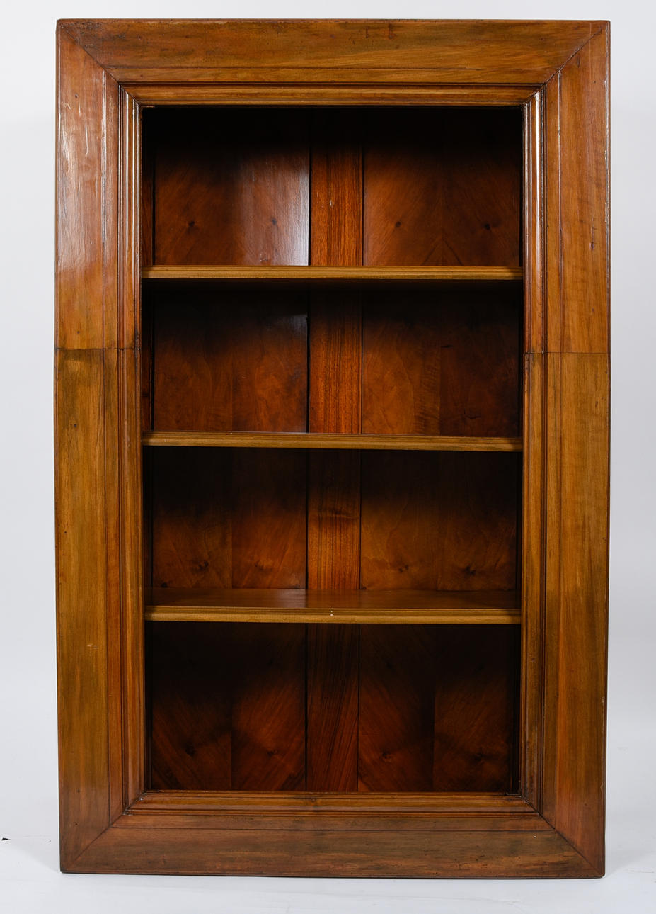 TILLVERKAD AV MASSIVT TRÄ. Valnöt samlarhylla, med flera hyllor, ca 19/20. 1800-talet.