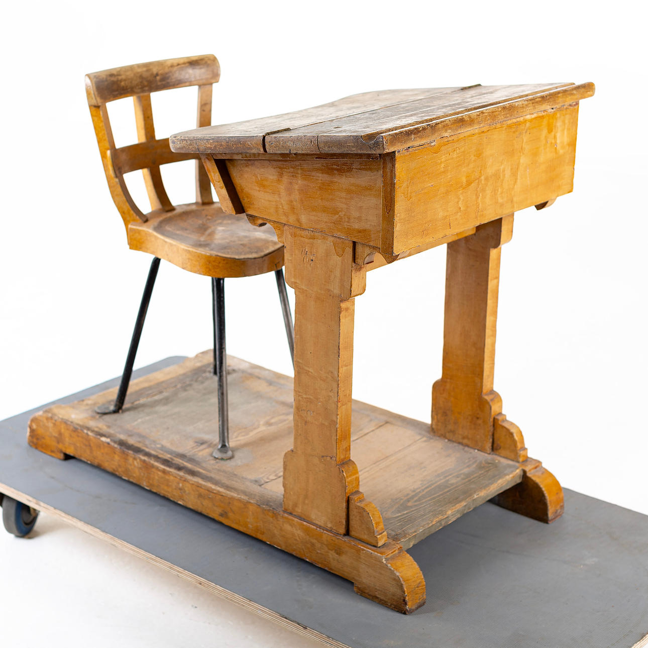 SKOLEBÆNK, 1900 - første halvdel af århundredet.