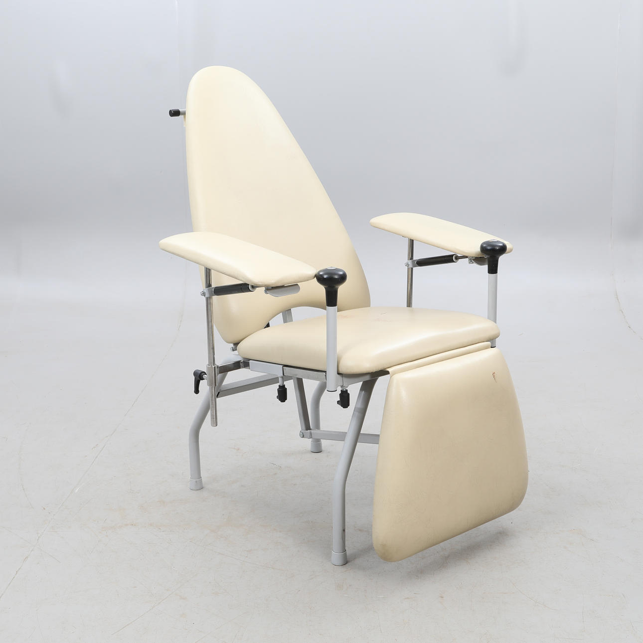 BEHANDLINGSTOL, "Oscar AB".