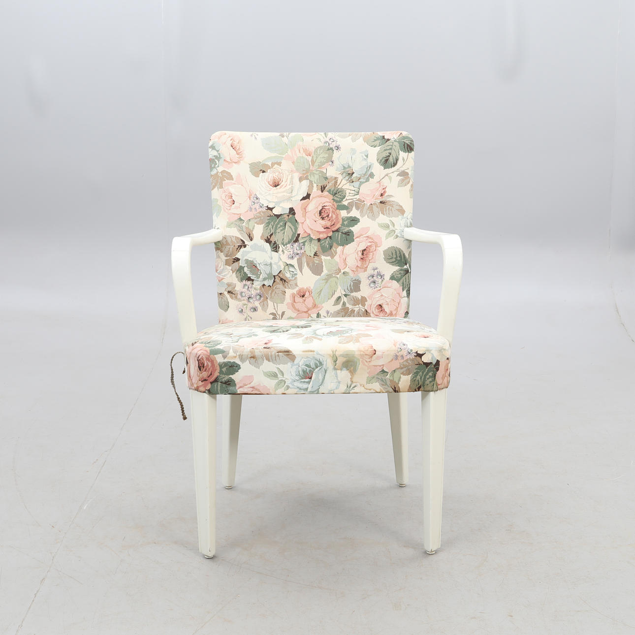 LÆNESTOL, hvid med blomstret stof.