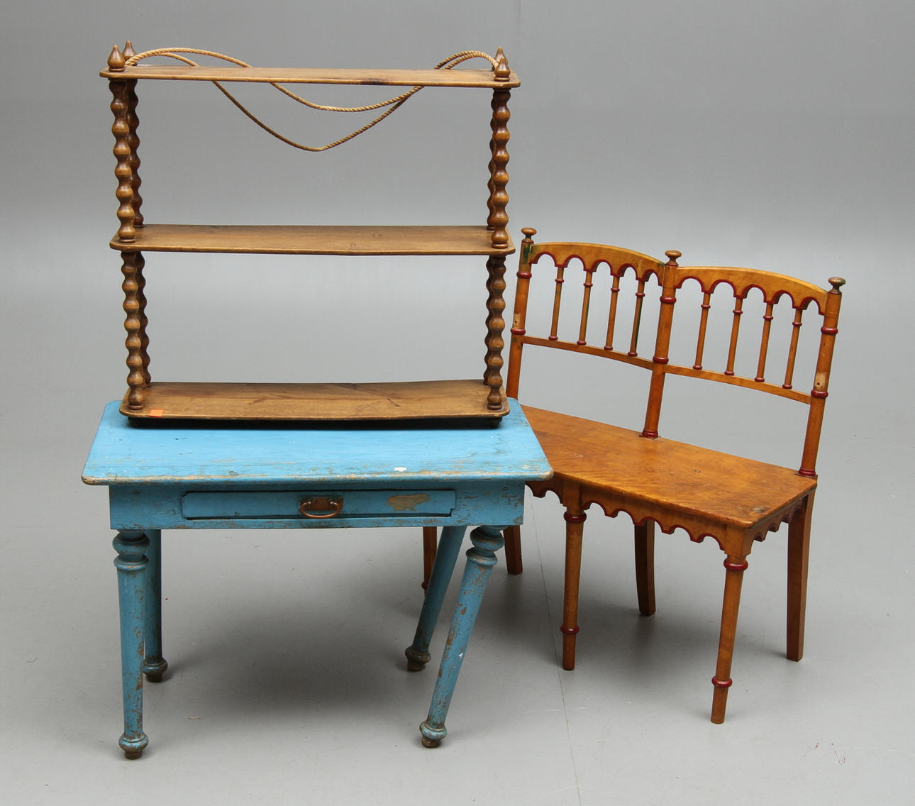 VÄGGHYLLA, BARNBÄNK och BARNSKRIVBORD, 18 och 1900-tal.