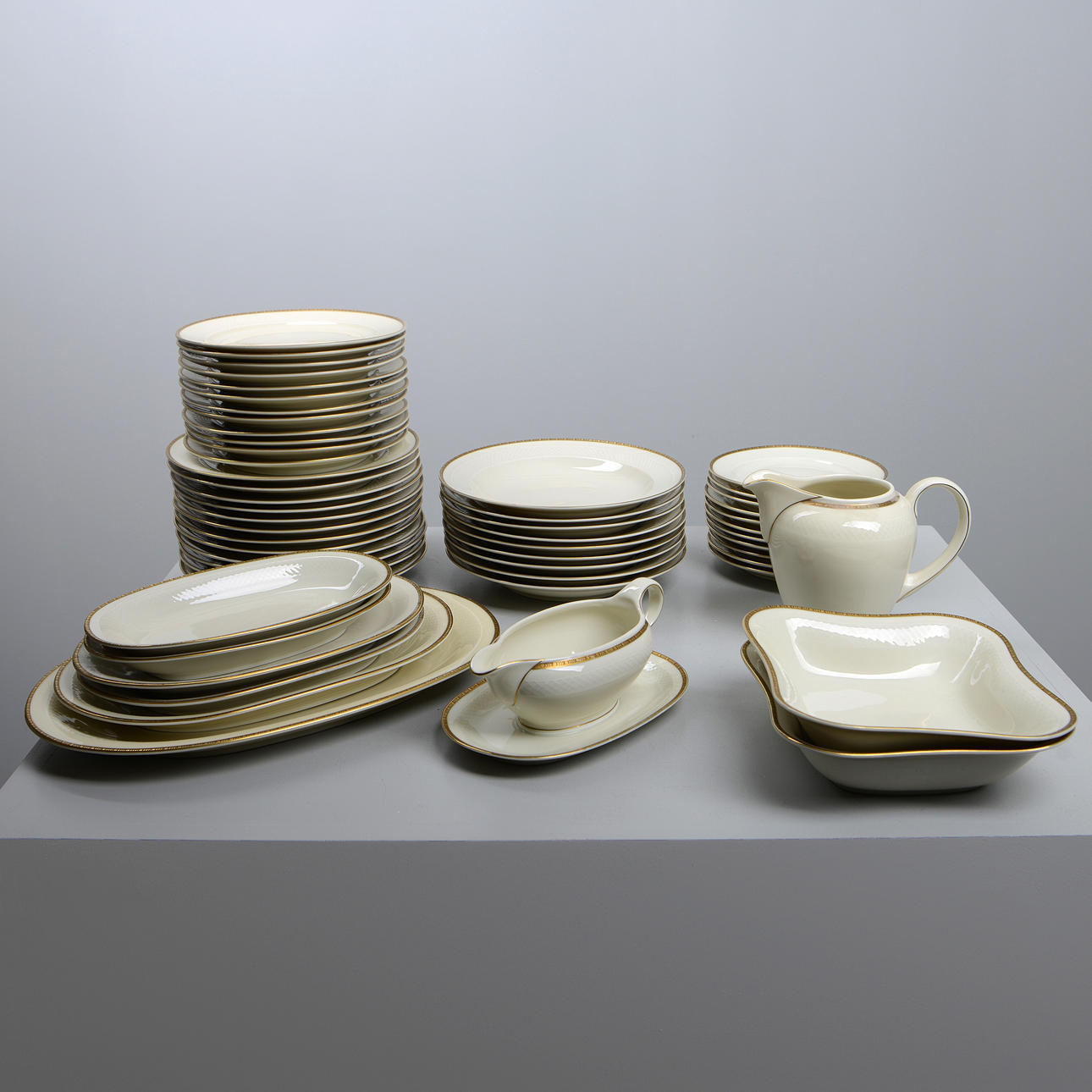 DINING SET, "Roswitha", Eschenbach, Bavaria, 1900s (54 pieces).