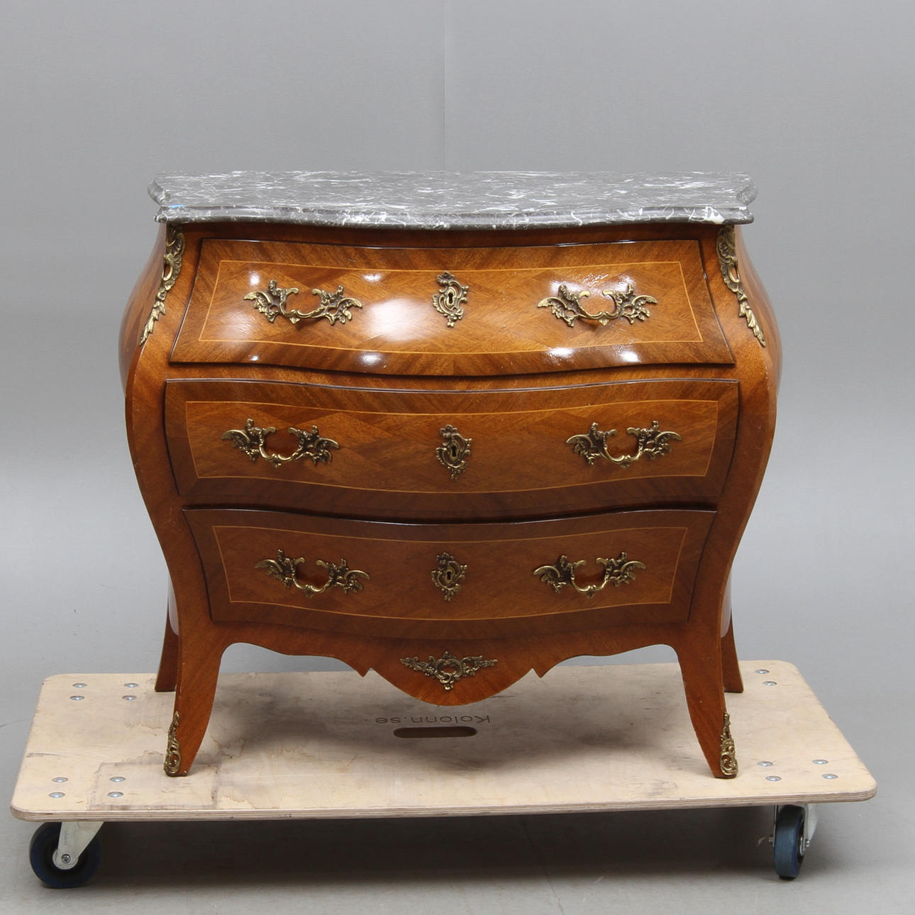 BYRÅ, med stenskiva, rokokostil, 1900-tal.