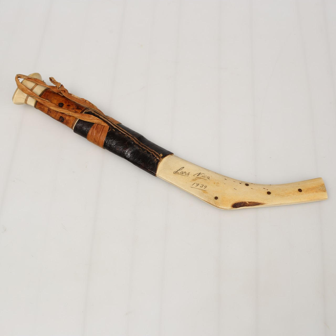 SAMEKNIV med SLIDA. Signerad LARS NIIA, 1939.