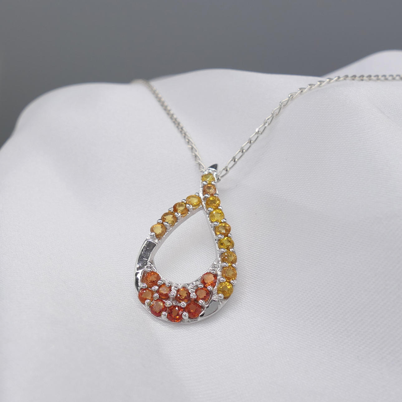 ORANGE & GUL SAFIR halsband.