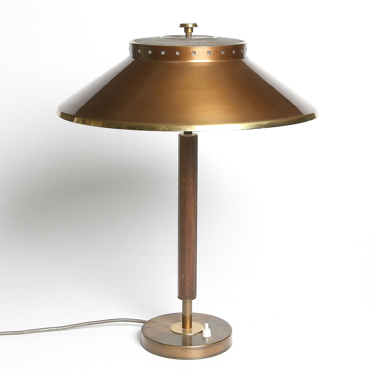 BORDSLAMPA, patinerad mässing, trä och glas. Boréns, Borås. 1900-tal.