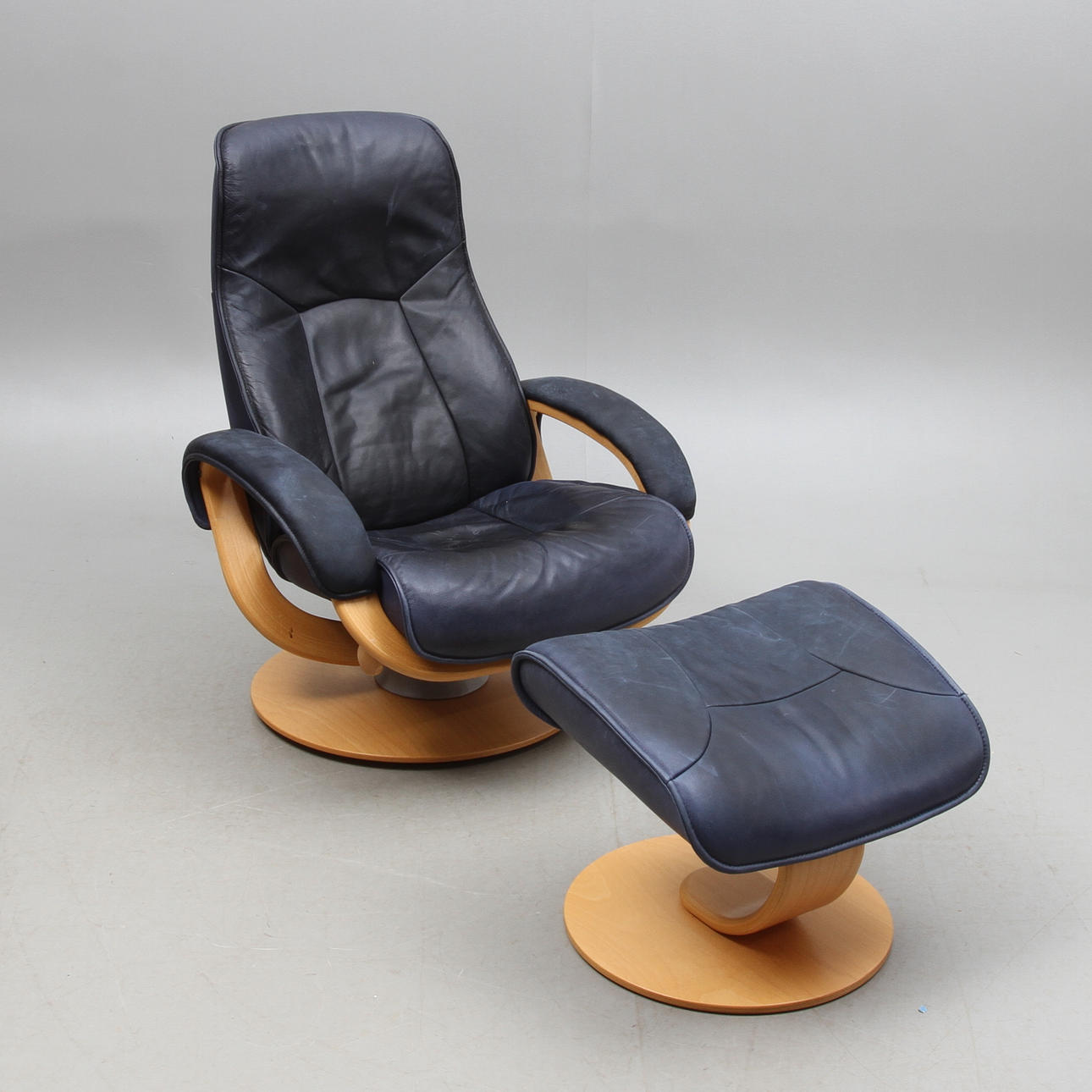 FÅTÖLJ MED FOTPALL, skinn, 1900/2000-tal.