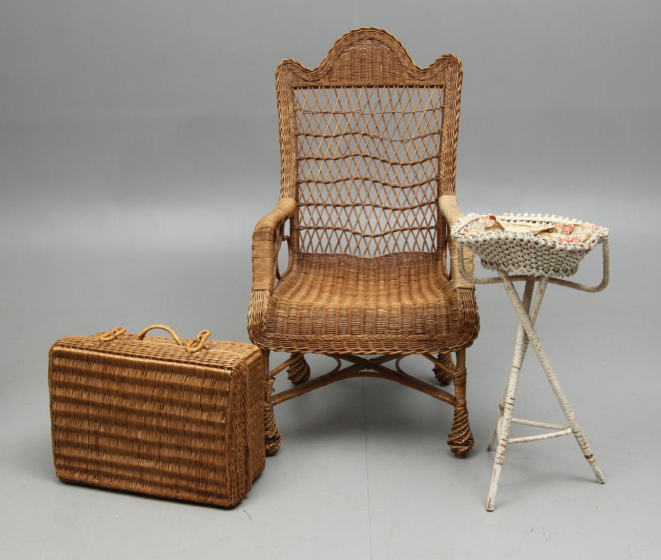 FÅTÖLJ, VÄSKA och SYKORG, på benställning, rotting.