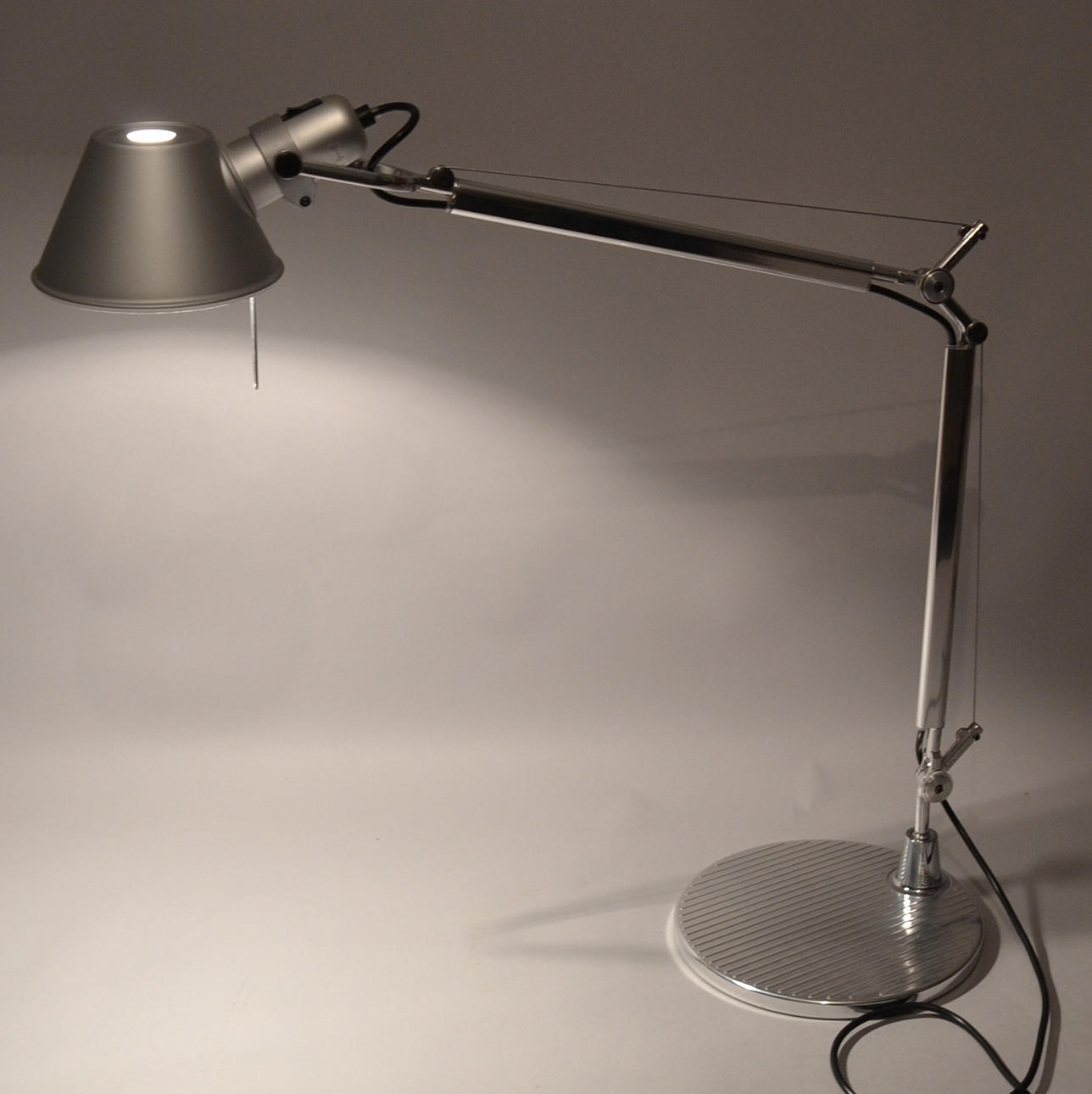 MICHELE DE LUCCHI U. GIANCARLO FASSINA. Artemide mini tavolo.