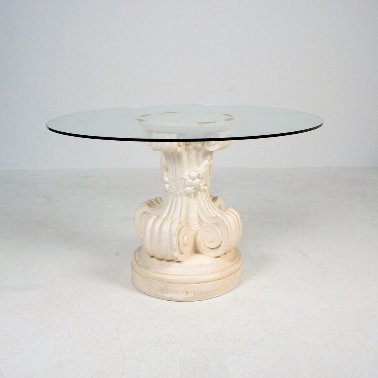 Mesa de comedor con columna corintia.
