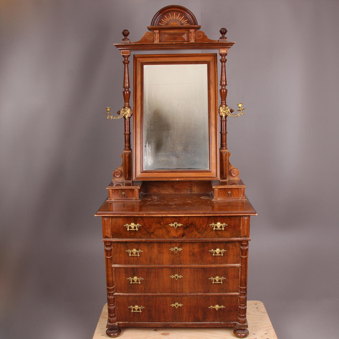 SPEGELBYRÅ, nyrenässans, 1800-talets andra hälft.