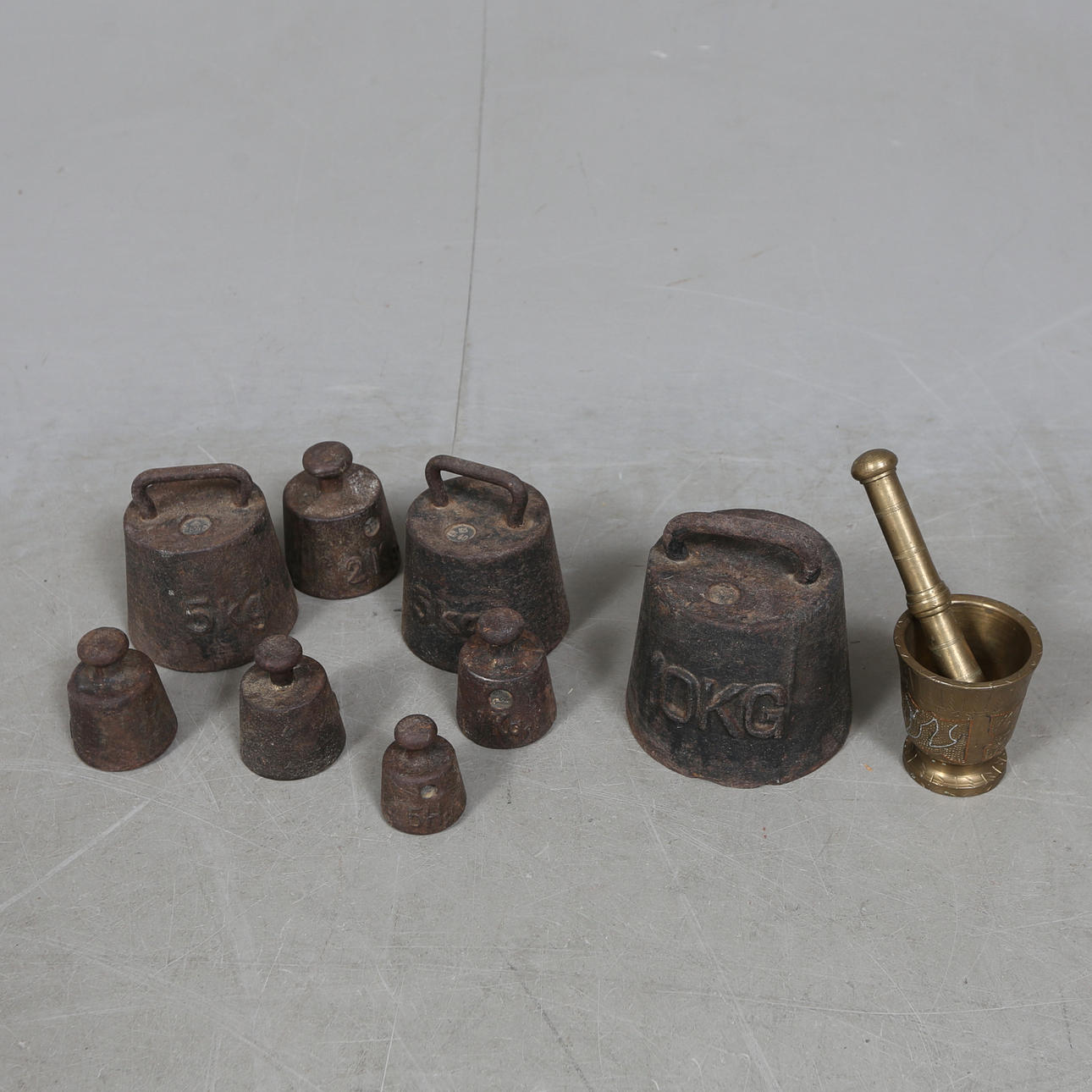 GEWICHTE, 8 Eisen und MÖRTEL, gelbes Metall.