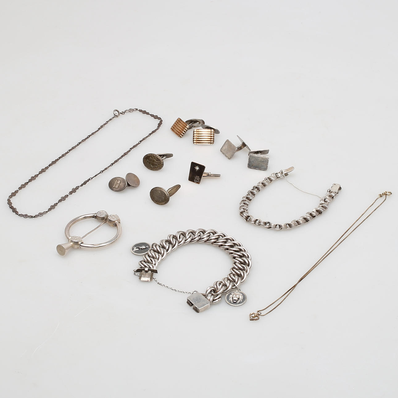 PARTI BIJOUTERIER, Bl. a manchettknappar och brosch i silver.