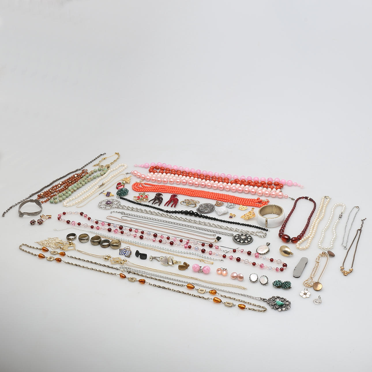 PARTI BIJOUTERIER, halsband, broscher, hängen.