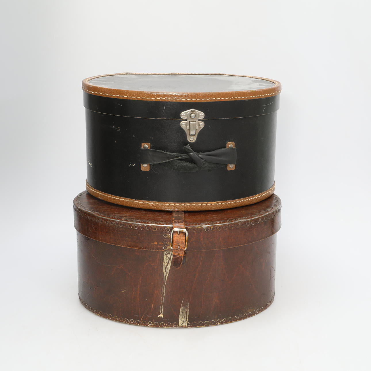 Ein Paar Hutschachteln.