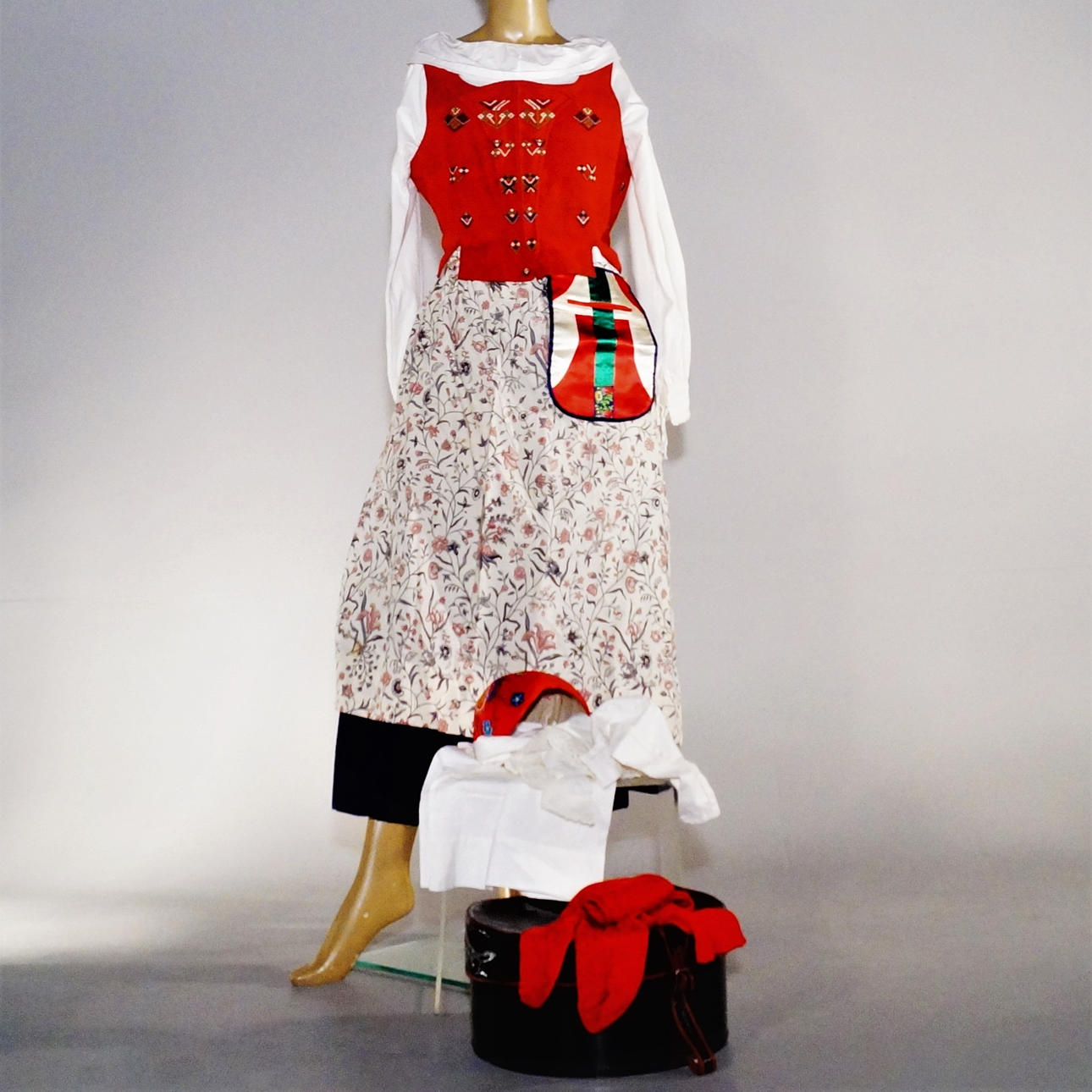 FOLKDRÄKT, Bohuslän, 10 delar.